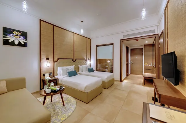 غرفة بسريرين منفصلين بشرفة بإطلالة، Bhanu The Fern Forest Resort & Spa Jambughoda 2/4