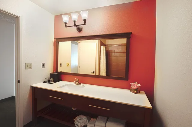 غرفة ديلوكس بسرير كوين، Coast Inn at Lake Hood 3/4