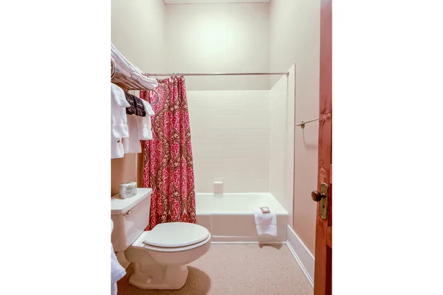 Room, Twin Beds, The Belmont Inn 3/4