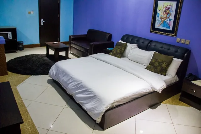 غرفة تنفيذية بسرير كوين، Rita's Events And Suites 2/5