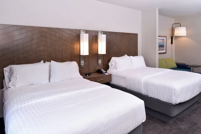 غرفة قياسية بسريرين كوين، Holiday Inn Express Suites Bryant Benton Area 2/6