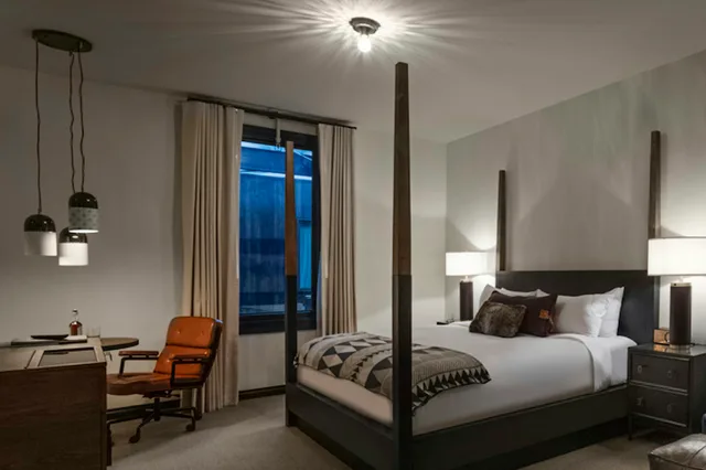 Atrium, King Bed، Crossroads Hotel 1/2