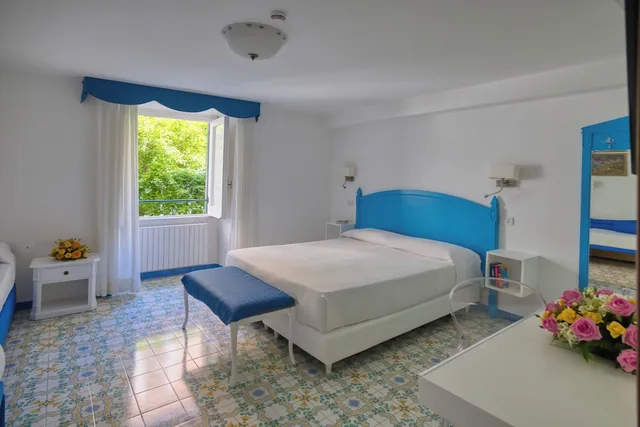 غرفة كلاسيكية رباعية بسرير مزدوج وسريرين منفصلين، Hotel Amalfi 5/10
