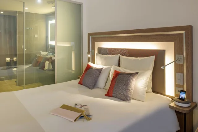 غرفة سوبيريور بسرير كوين مع أريكة، Novotel Lugano Paradiso 5/10