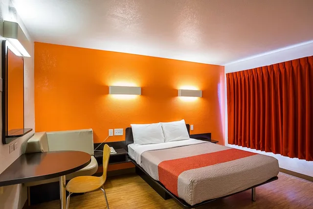 غرفة قياسية بسرير كينج، Motel6 Wenatchee, WA 2/8