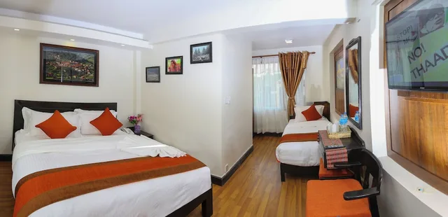 Family, 1 Double and 1 Single Bed, Hill View، Hotel Himalayan Oasis 2/10