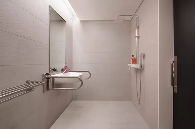 Room, Multiple Beds, City View، Moxy Seoul Insadong 2/4