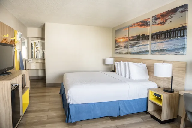 غرفة بسرير كينج، Days Inn By Wyndham Cocoa Beach Port Canaveral 1/3