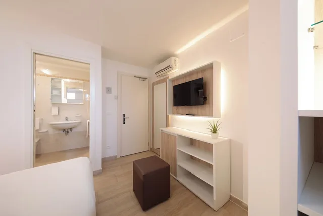 Master, Basement, 1 Queen and 1 Bunk Bed، Hotel Derby 6/6