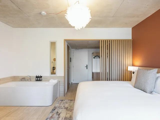 Premium, King Bed, Sofa, Balcony, voco Beaune - Cite des Vins 2/7