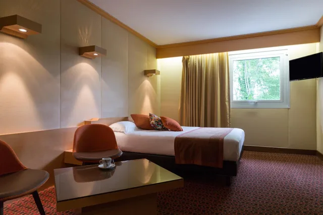 غرفة عائلية، Hotel The Originals du Beryl Lons-le-Saunier - Restaurant Le Loft 2/6