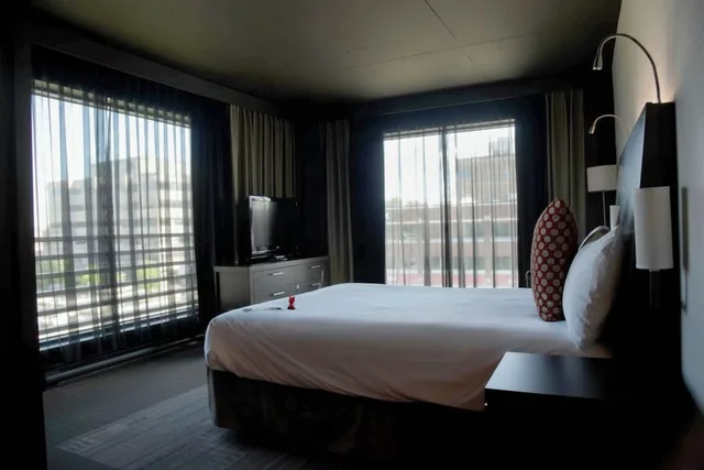 غرفة غراند كومفورت تنفيذية بسرير كوين، Grand Times Hotel Sherbrooke 1/8