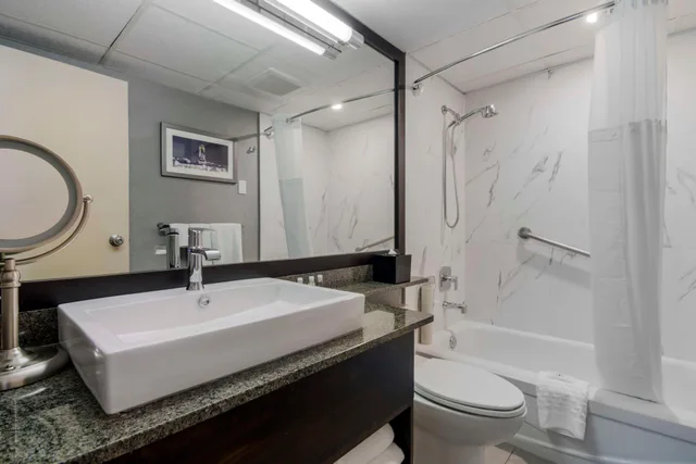 غرفة سوبيريور بسرير كينج، Best Western Premier Chateau Granville Hotel and Suites and Conf. Centre 4/5