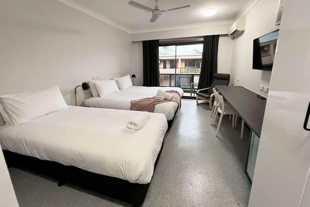 غرفة بسرير كوين وسريرين منفصلين، Comfort Inn Centrepoint 2/5