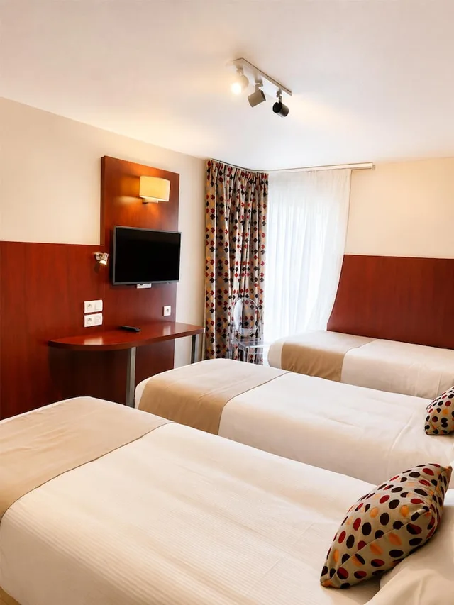 Standard, 1 Double and 3 Single Beds، Kyriad Saint Malo Ouest Dinard 1/4