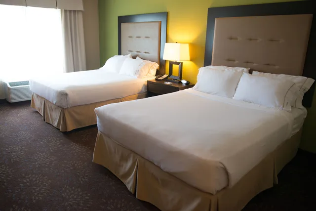 غرفة قياسية بسريرين كوين، Holiday Inn Express Hotel & Suites Northwood 3/7