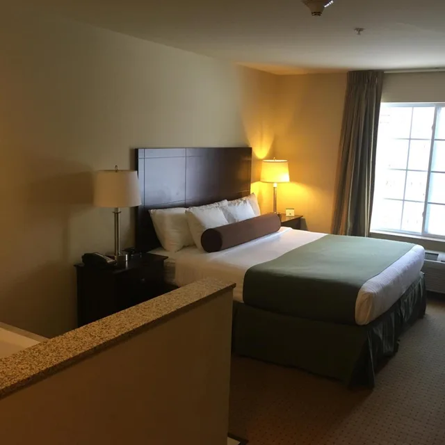غرفة بسرير كينج بجاكوزي، Cobblestone Inn & Suites Durand 1/4