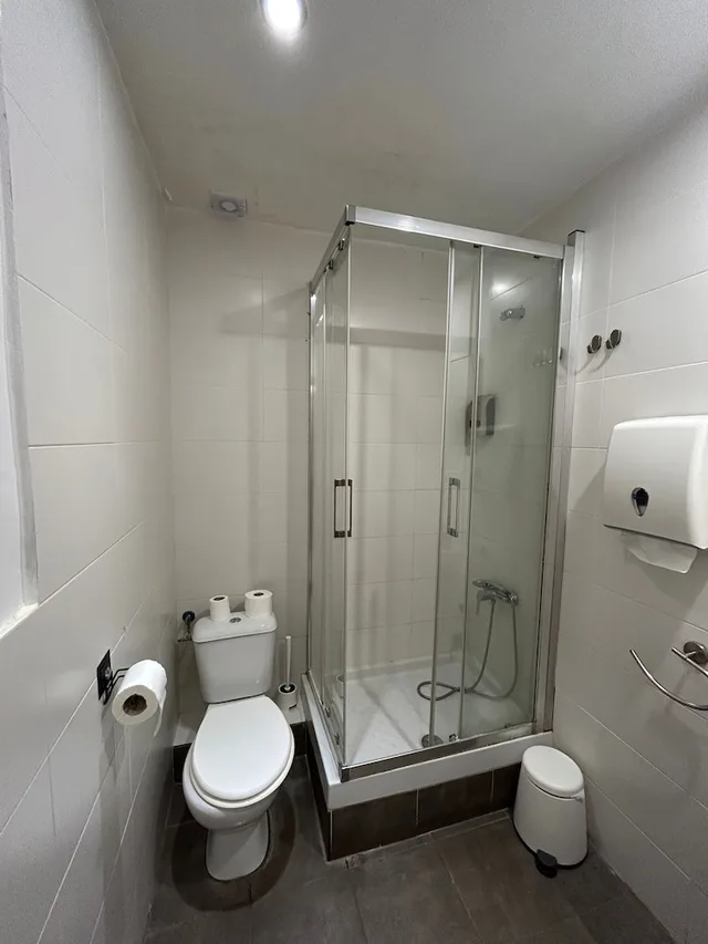 غرفة بسريرين منفصلين بحمام مشترك، Hostal Delfos 4/9