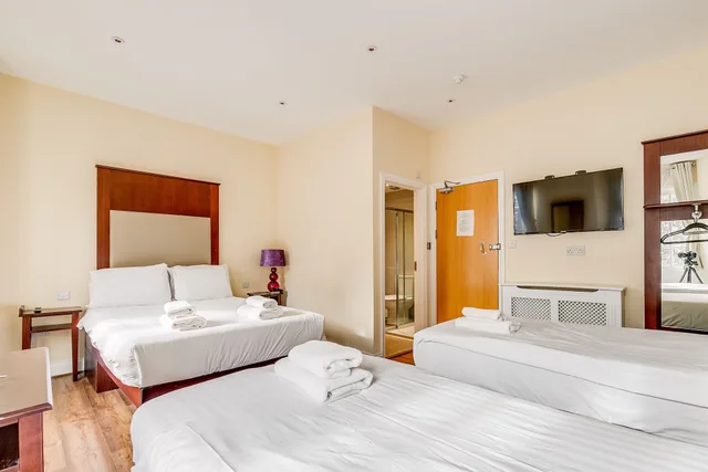 غرفة رباعية بأربعة أسرّة، Astoria Hotel 1/9