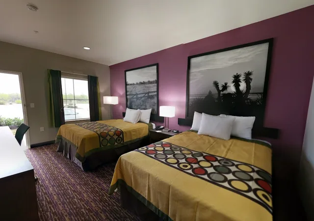 غرفة بسرير كينج لذوي الإعاقة، Super 8 by Wyndham Carrizo Springs 1/7