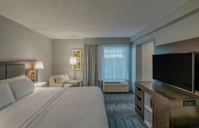 غرفة بسرير كينج بمطبخ صغير لذوي الإعاقة، Hampton Inn Waldorf 1/4