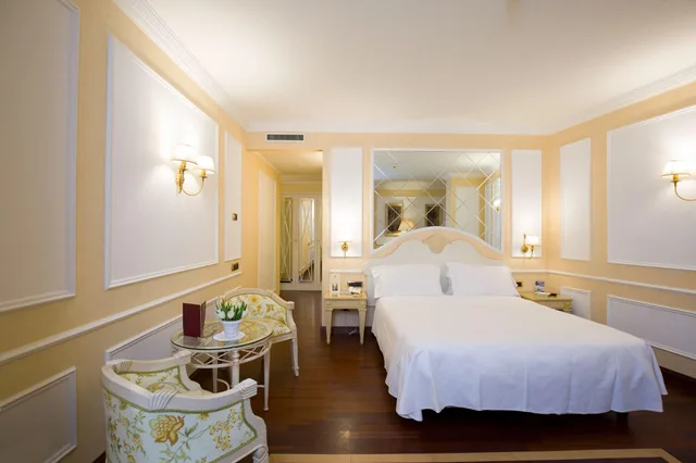 Room, Quadruple, Queen Bed, Sofa, Palazzo Alabardieri 2/4