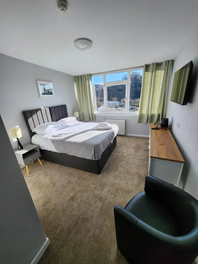 غرفة بسرير مزدوج أو سريرين منفصلين بحمام خاص، KINGS KNOLL HOTEL 1/7