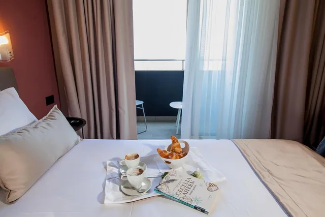 غرفة كومفورت بسرير كينج بإطلالة على البحر بشرفة، Bura 45 Boutique Hotel 1/5
