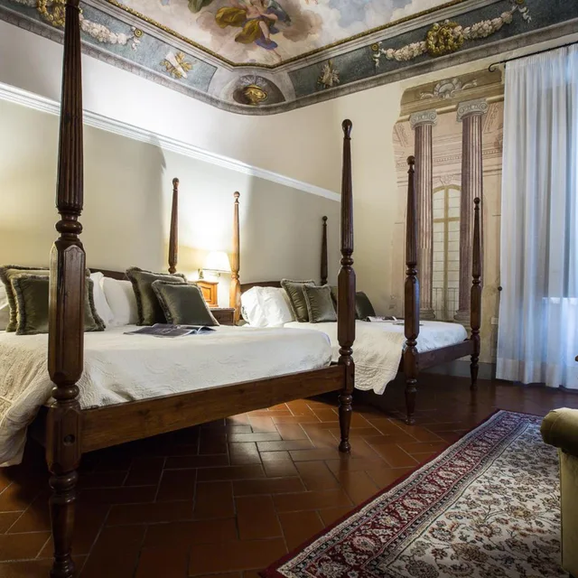 جناح جونيور، Hotel Burchianti 4/10