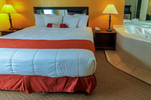 جناح بسرير كينج بجاكوزي، Hotel M Mount Pocono 2/10