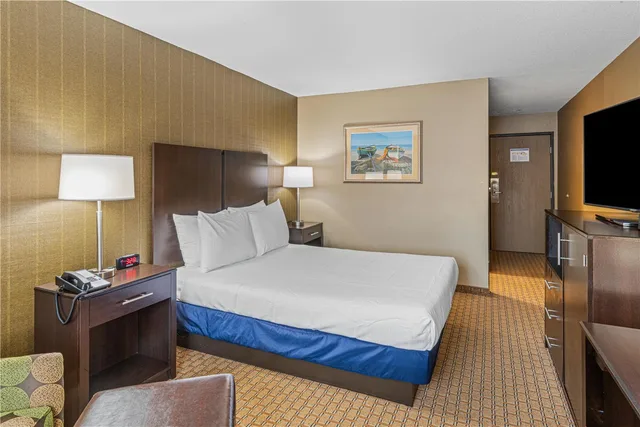 غرفة بسرير كوين بحوض استحمام لذوي الإعاقة، Best Western Providence Warwick Airport Inn 2/3