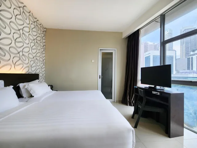 غرفة ديلوكس بسريرين منفصلين بإطلالة، IZUMI HOTEL BUKIT BINTANG 1/8