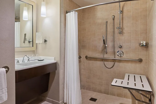 غرفة بسريرين مزدوجين بإطلالة على النهر، Westin Savannah Harbor Golf Resort Spa 2/3
