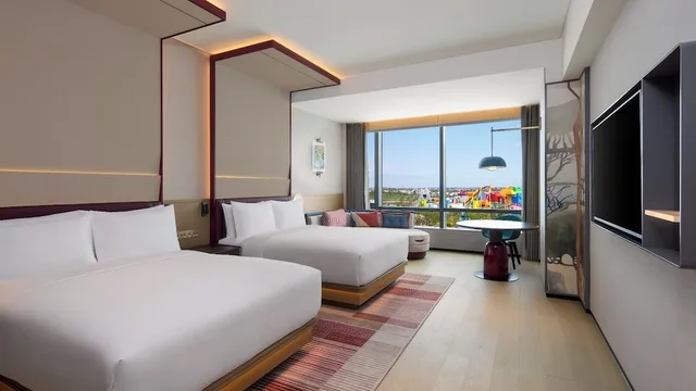 Room, 2 Queen Beds, Theme Park View، Canopy by Hilton Shanghai Belfry Plaza 5/8