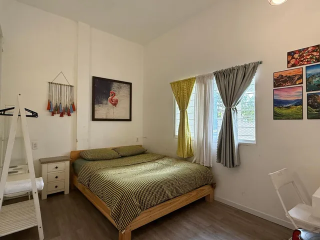 غرفة بسرير كوين، Lily Apos S Hostel 1/3