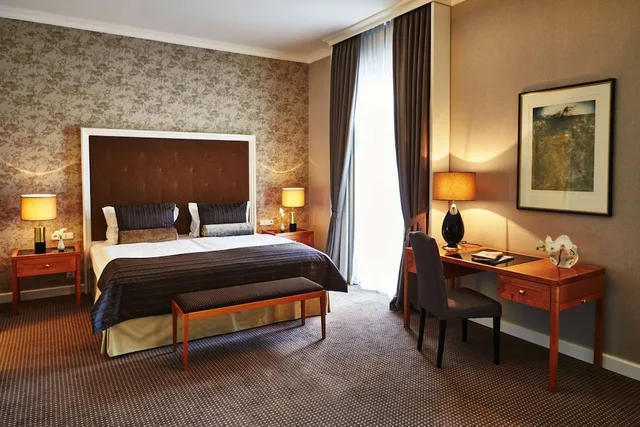 غرفة ديلوكس بسرير مزدوج، STEIGENBERGER FRANKFURTER HOF 1/4