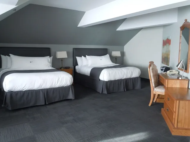 Suite, 2 Queen Beds, Riverside، L Auberge Du Lac St Pierre 2/3