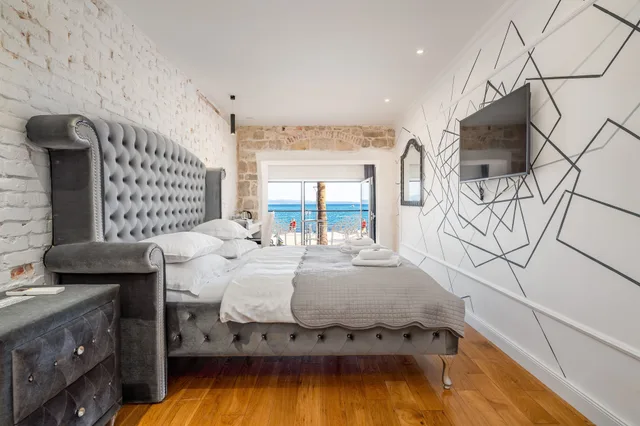 Loggia, Luxury, King Bed, Sea View، Galeria Valeria Seaside Downtown - MAG Quaint & Elegant Boutique Hotels 6/10