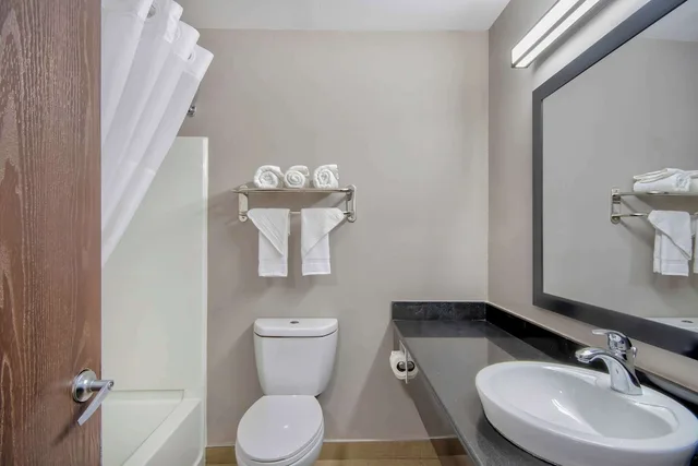 غرفة قياسية بسرير كينج بمطبخ صغير، Studio6 Georgetown, KY - Lexington North 7/8
