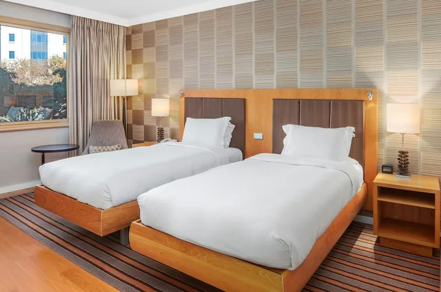 غرفة ديلوكس بسرير كينج، NH Johannesburg Sandton 2/3