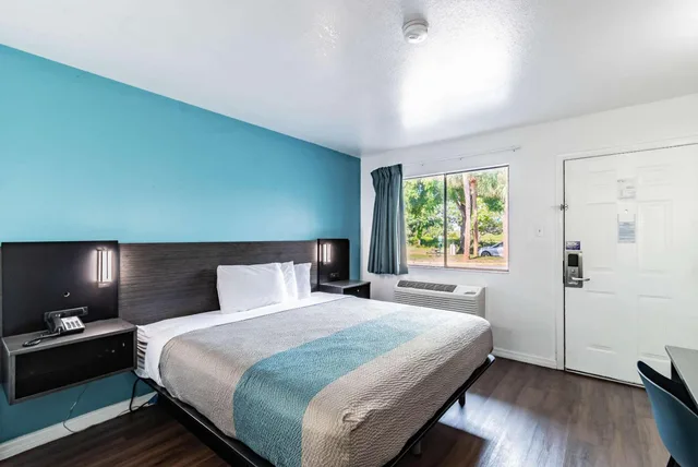 1 King Bed Mob Acc RI Shwr Nsmk Micfridg، Motel6 Tampa, FL 6/10