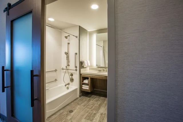 غرفة قياسية بسرير كينج مع أريكة لذوي الإعاقة، Holiday Inn Portland West Hillsboro 6/6