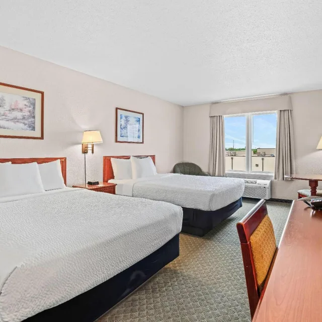 غرفة بسرير كينج وسريرين كوين، Days Inn & Suites by Wyndham Winkler 2/10