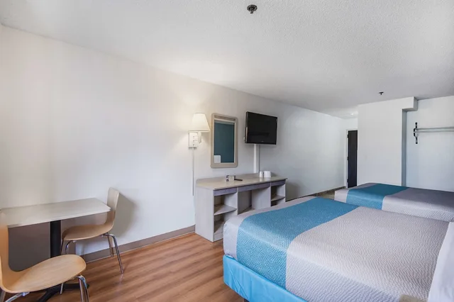 غرفة قياسية بسريرين كوين، Motel6 Lawrence, KS 1/4