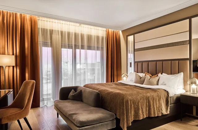 Deluxe, Double Bed, OPUS XVI 1/7