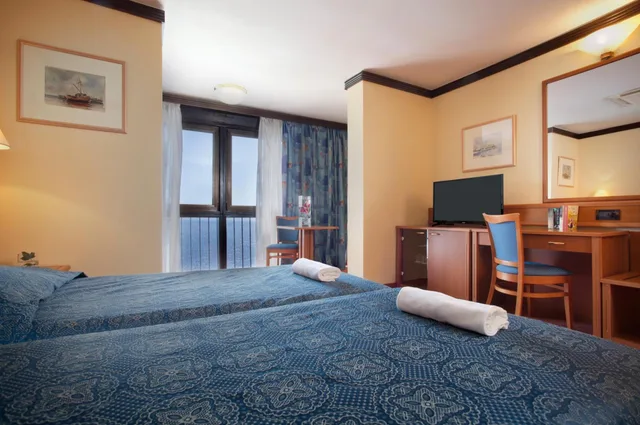 غرفة بسرير مزدوج أو سريرين منفصلين بإطلالة على البحر، Hotel Kristal 3/4