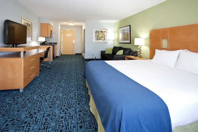 غرفة قياسية بسرير كينج مع أريكة، Holiday Inn Express & Suites Rock Springs Green River 3/3