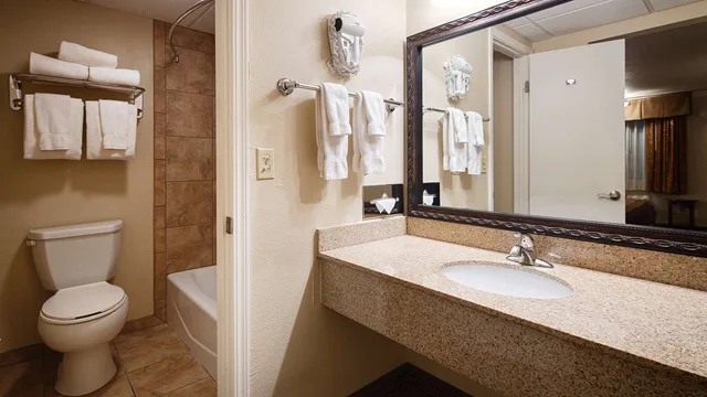 غرفة بسرير كينج للمدخنين، Baymont by Wyndham McAlester Hwy 69 3/3