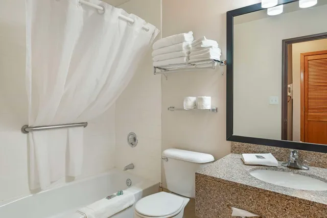 Room, 2 Double Beds, Best Western Green Bay Inn Conference Center 3/3