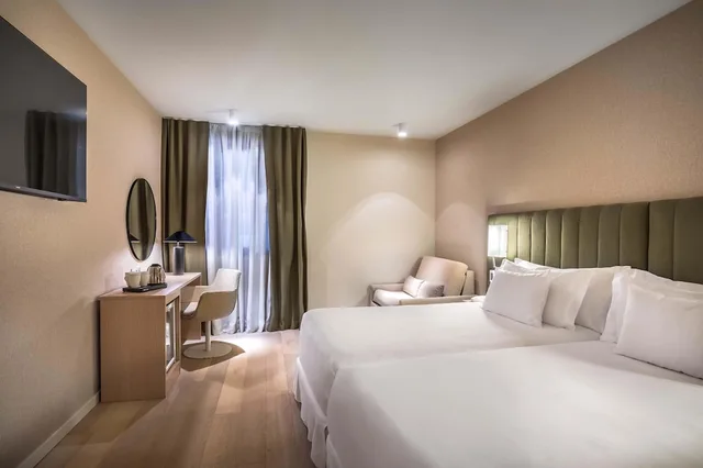 Family, Twin Beds, Sofa, Barcelo Nervion 1/7